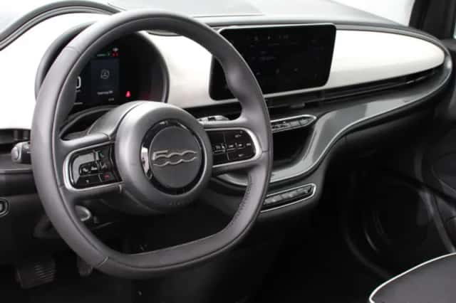 Fiat 500e (2023) thumbnail 3