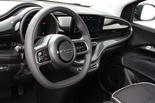 Fiat 500e (2023) thumbnail 2
