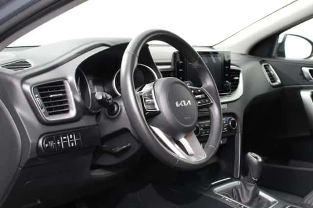 Kia XCeed (2023) thumbnail 2