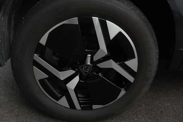 Peugeot 2008 (2025) thumbnail 3