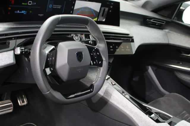 Peugeot e-3008 (2024) thumbnail 2