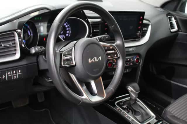 Kia Ceed Sportswagon (2023) thumbnail 2
