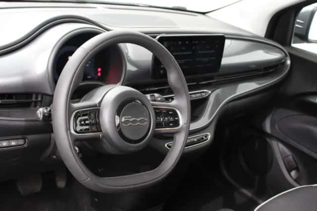 Fiat 500e (2023) thumbnail 2
