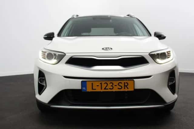 Kia Stonic (2021) thumbnail 4