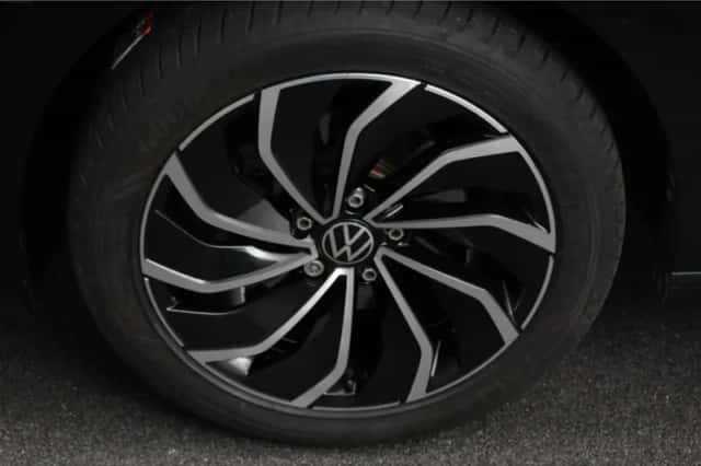 Volkswagen Golf (2022) thumbnail 2