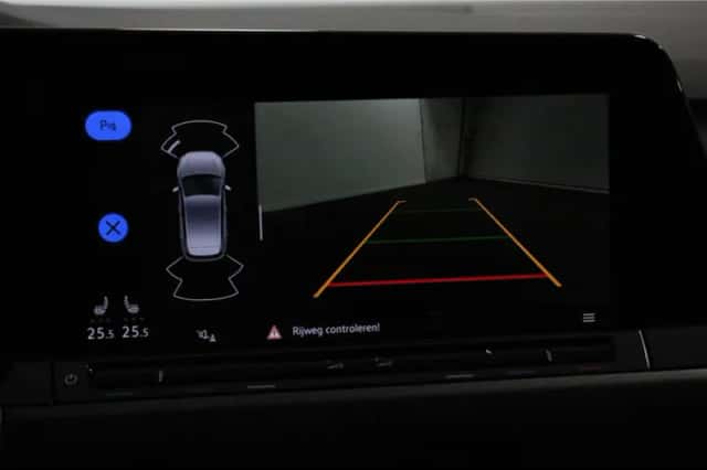 Volkswagen Golf (2022) thumbnail 3