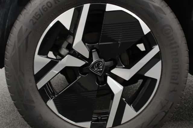 Peugeot 2008 (2024) thumbnail 4