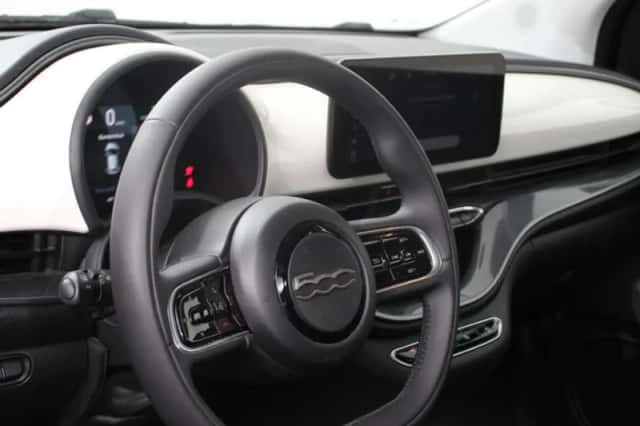 Fiat 500 (2023) thumbnail 2