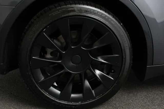 Tesla Model Y (2023) thumbnail 2