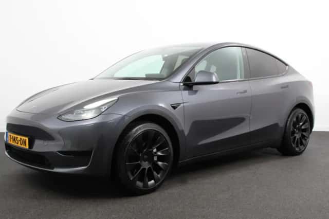 Tesla Model Y (2023) thumbnail 3
