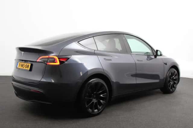 Tesla Model Y (2023) thumbnail 4