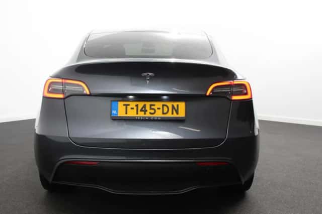 Tesla Model Y (2023) thumbnail 5