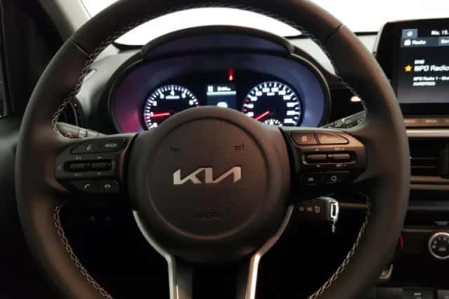 Kia Picanto (2023) thumbnail 3