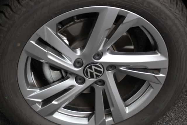 Volkswagen T-Roc (2024) thumbnail 2