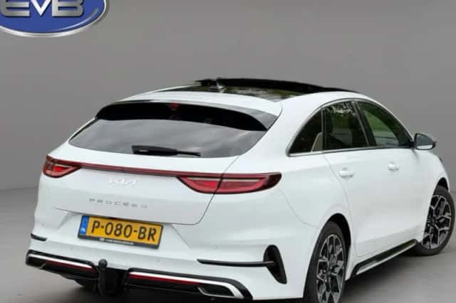 Kia Proceed (2022) thumbnail 3