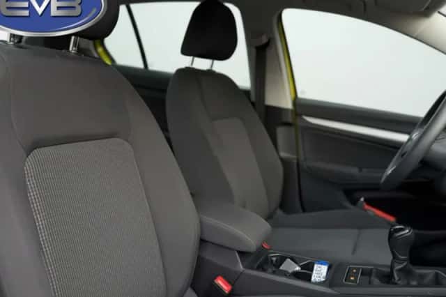 Volkswagen Golf (2022) thumbnail 4