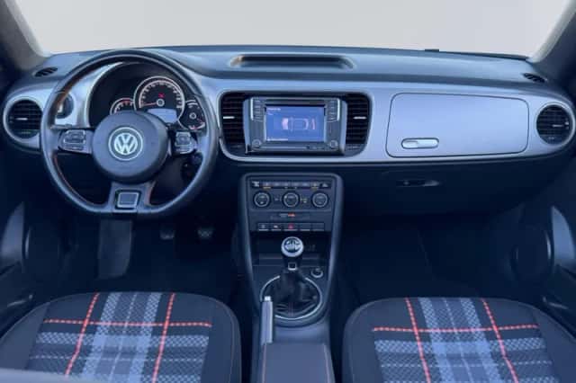 Volkswagen Beetle (2015) thumbnail 2