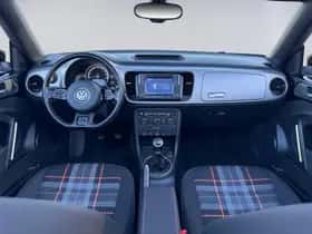 Volkswagen Beetle (2015) thumbnail 2