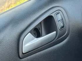 Ford C-Max (2018) thumbnail 23