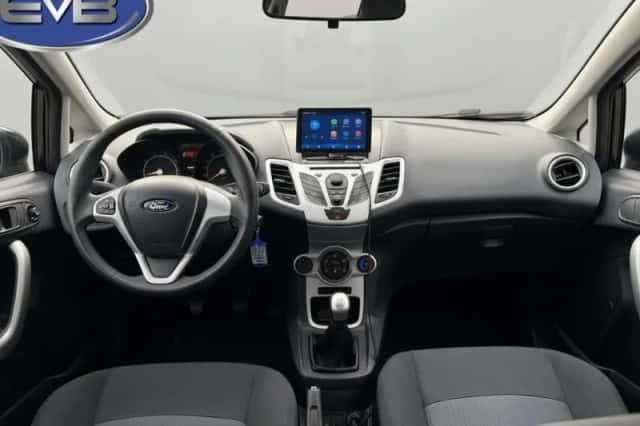 Ford Fiesta (2011) thumbnail 2