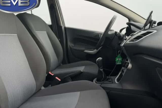 Ford Fiesta (2011) thumbnail 4