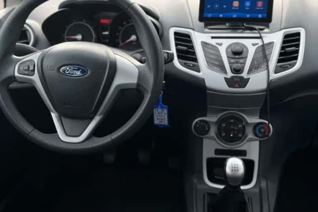 Ford Fiesta (2011) thumbnail 6