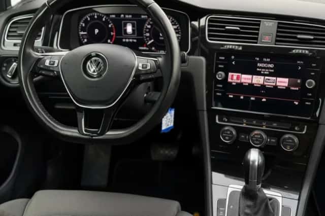 Volkswagen Golf (2018) thumbnail 2