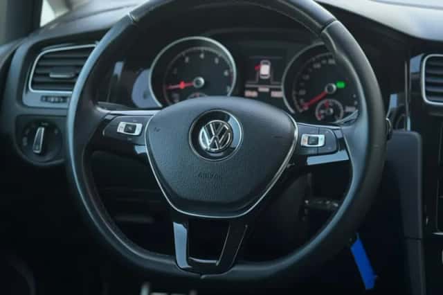 Volkswagen Golf (2018) thumbnail 2