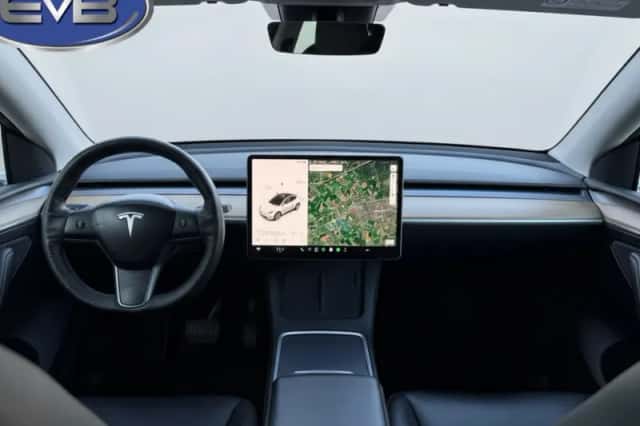 Tesla Model Y (2021) thumbnail 2