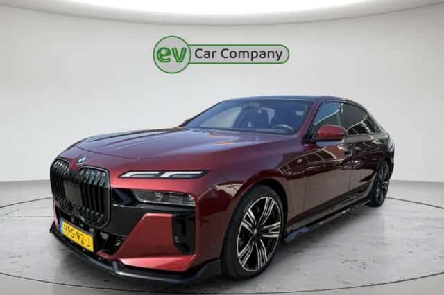 BMW i7 (2022) thumbnail 1