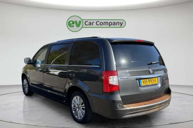 Lancia Voyager (2014) thumbnail 3