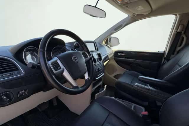Lancia Voyager (2014) thumbnail 5