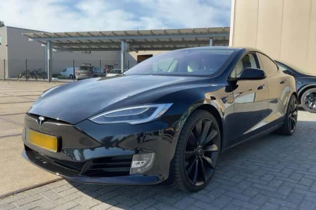 Tesla Model S (2017) thumbnail 2