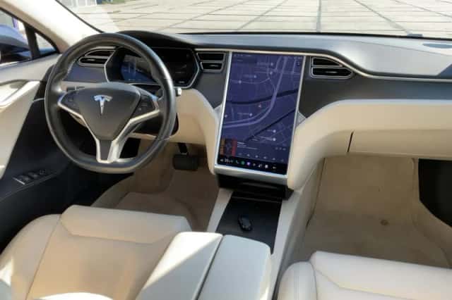Tesla Model S (2017) thumbnail 4