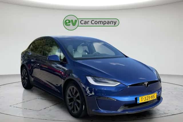 Tesla Model X (2023) thumbnail 2