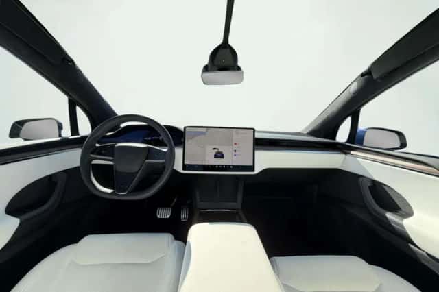 Tesla Model X (2023) thumbnail 6