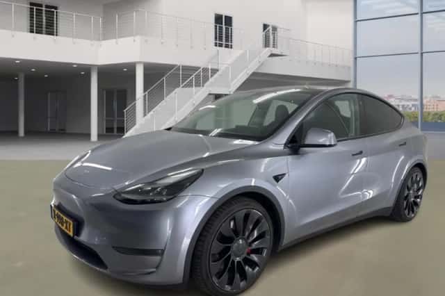Tesla Model Y (2024) thumbnail 2