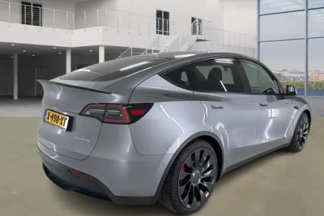 Tesla Model Y (2024) thumbnail 4