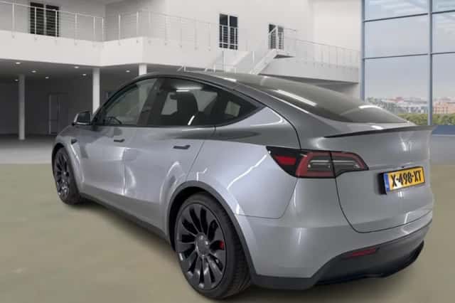 Tesla Model Y (2024) thumbnail 5
