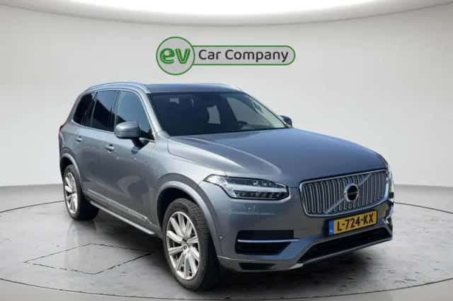 Volvo XC90 (2016) thumbnail 2
