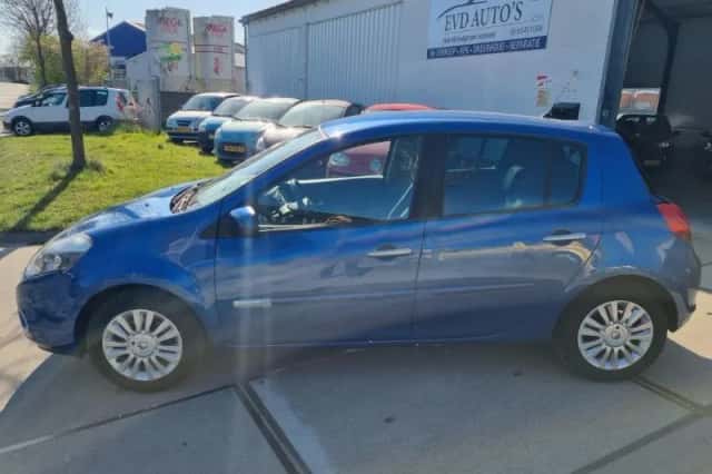 Renault Clio (2011) thumbnail 2