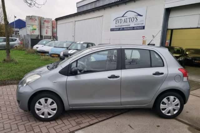 Toyota Yaris (2010) thumbnail 2