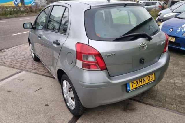 Toyota Yaris (2010) thumbnail 3