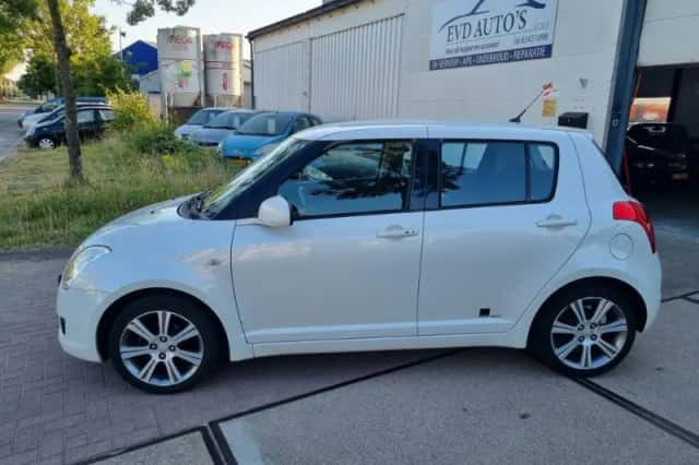 Suzuki Swift (2008) thumbnail 2