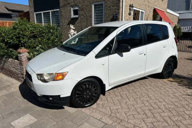 Mitsubishi Colt (2010) thumbnail 2