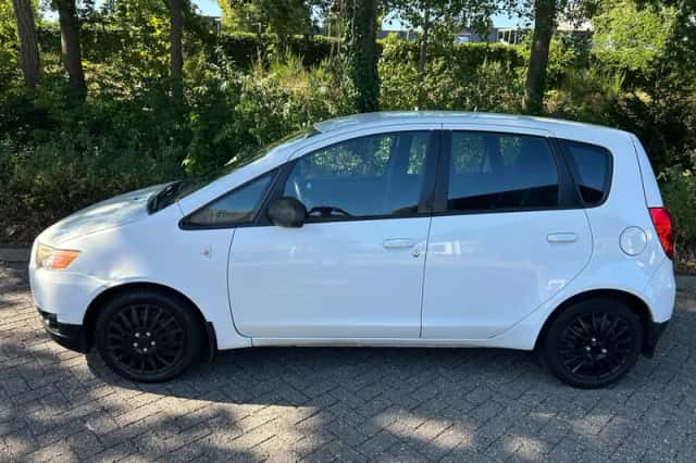 Mitsubishi Colt (2010) thumbnail 4