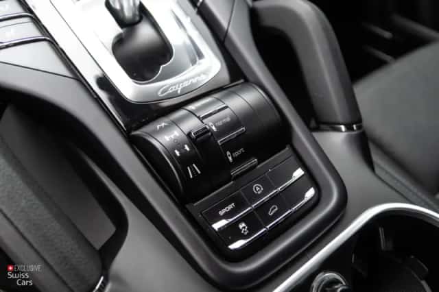 Porsche Cayenne (2011) thumbnail 22