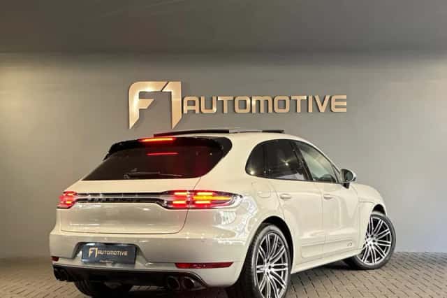 Porsche Macan (2021) thumbnail 3