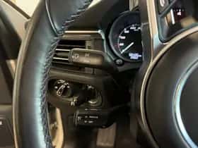 Porsche Macan (2021) thumbnail 22