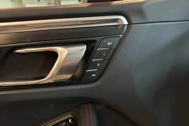 Porsche Macan (2021) thumbnail 32